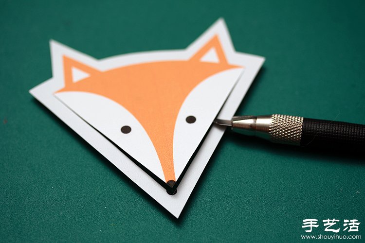 小制作 小手工 书签制作  超简单狐狸书签制作方法,准备一张硬卡纸及
