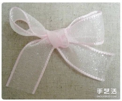 丝带或纺纱布diy成一个个蝴蝶结.